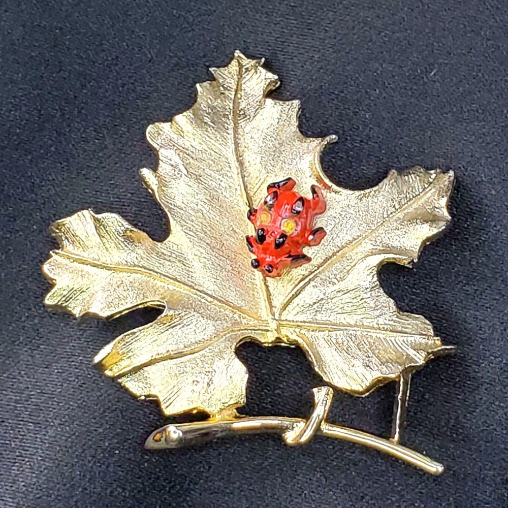 VTG Sarah Coventry "Bit O' Fantasy" brooch 1966 gold-tone leaf With ladybug - Picture 9 of 9